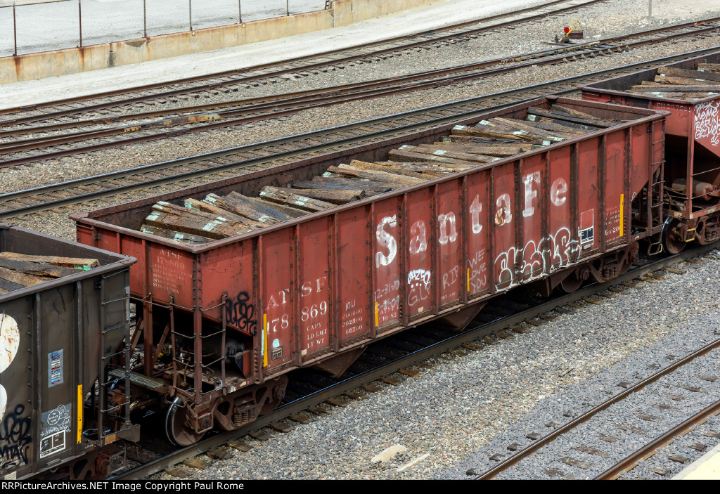 ATSF 178869, triple hopper with RR tie load on the BNSF